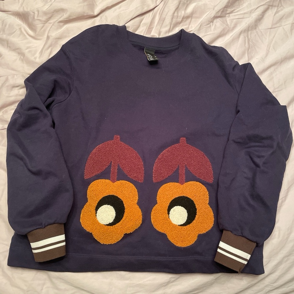 Mother of Pearl sweatshirt with flower appliqués